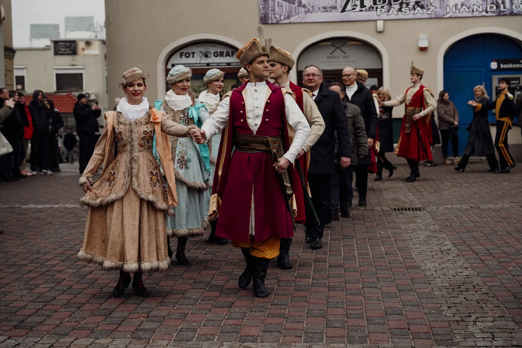 Halka prowadzi poloneza na rynku w Lublińcu