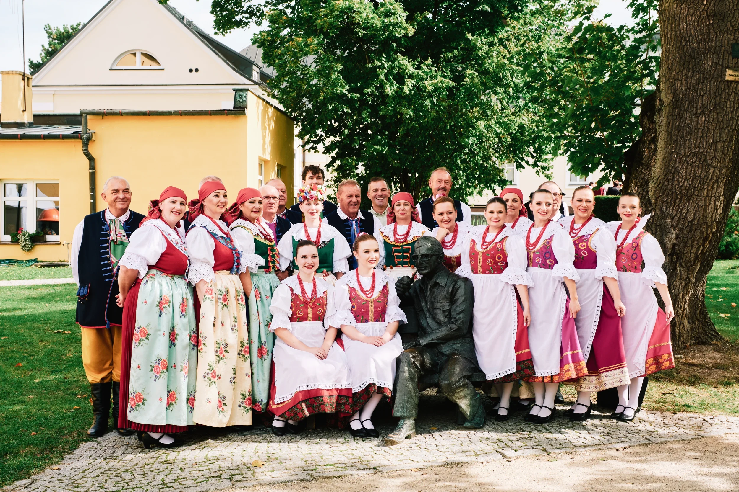 Członkowie Halki w strojach ludowych pozują do wspólnego zdjęcia w Wiśle
