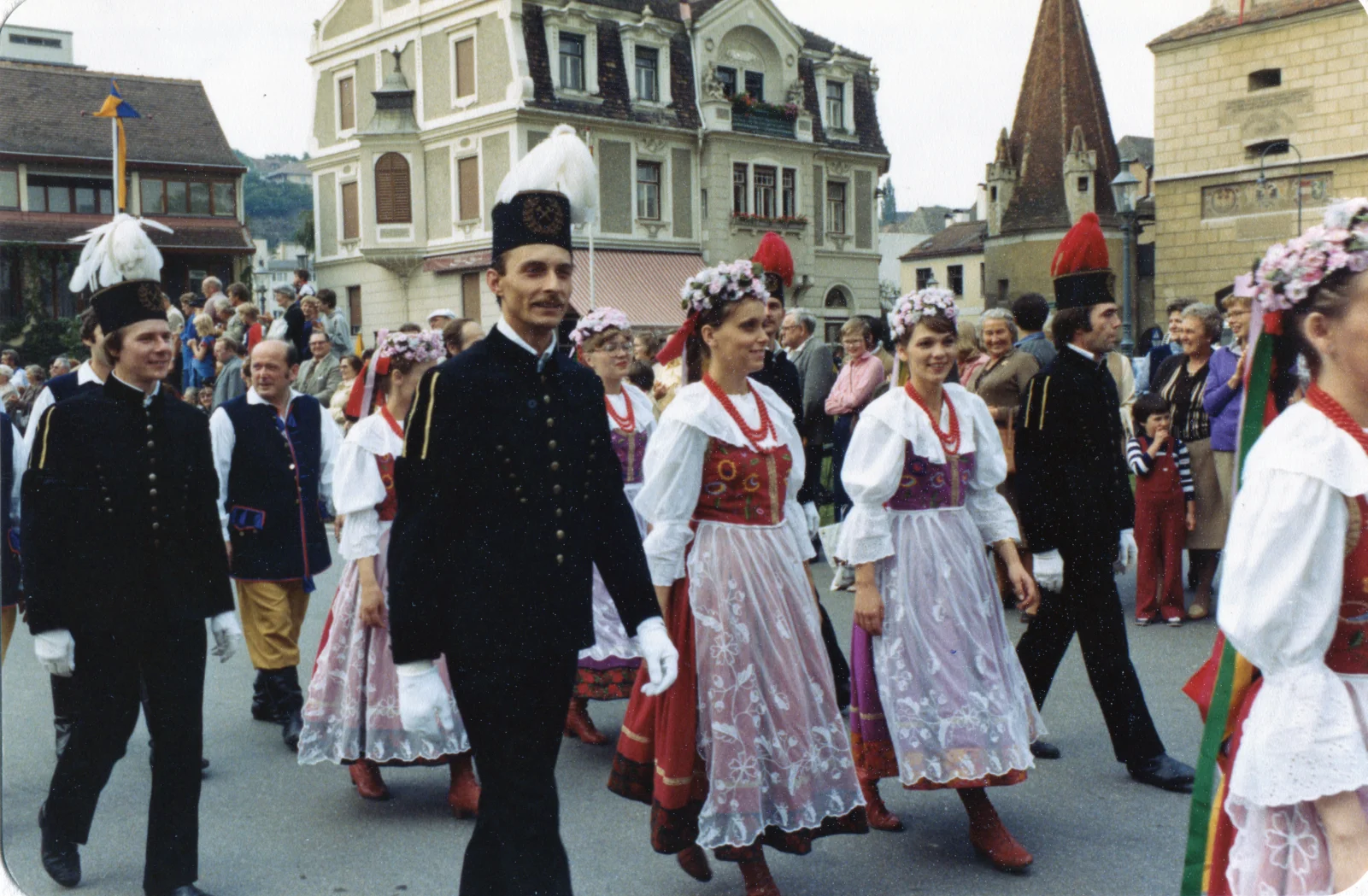 Członkowie Halki w strojach ludowych na ulicy austriackiego Krems