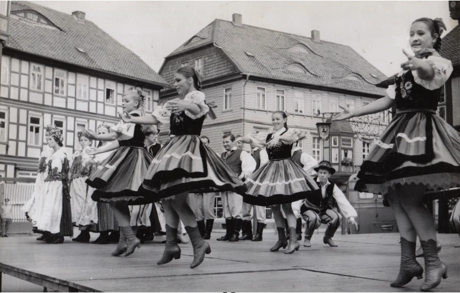 Tancerki w wirujących spódnicach podczas występu na rynku w Wernigerode