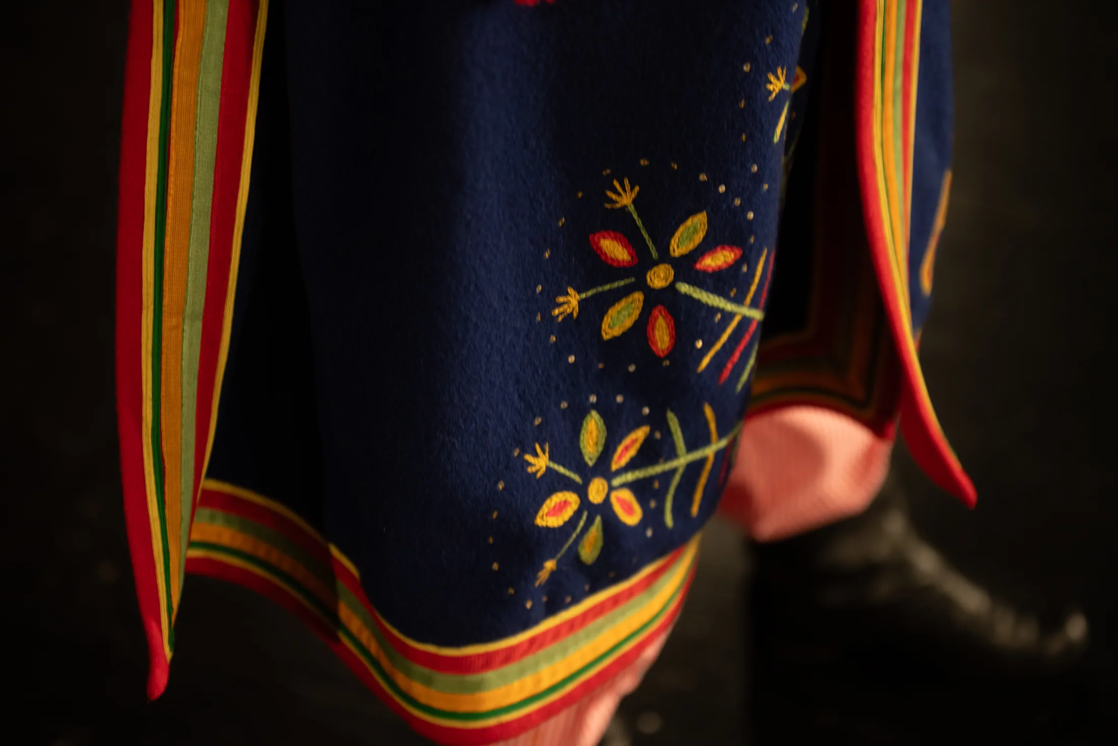 Haftowany granatowy kaftan stroju Krakowiaków Zachodnich